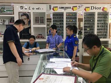 景洪市市场监督管理局开展隐形眼镜联合检查 加强眼视光产品监管